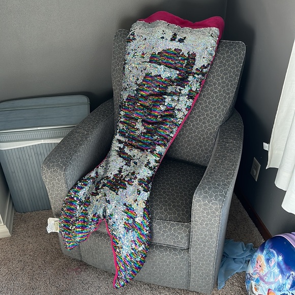 Cynthia Rowley Multi-Color Sequin Mermaid Tail Blanket - Picture 1 of 13